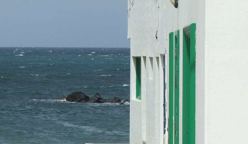 Absolute Beachfront Apartment Famara Exterior foto